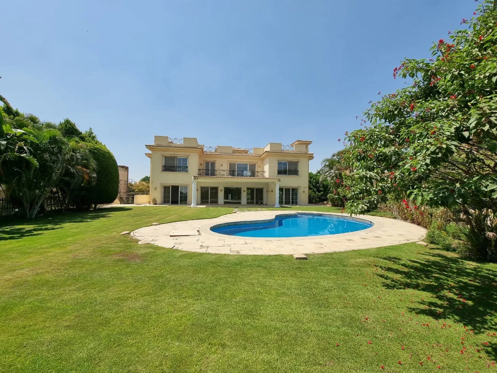 Villas For Sale In Katameya katameya Heights Area: 1300 m² consists of 7 Bedrooms 8 Bathrooms Semi furnished 5 stars #3426