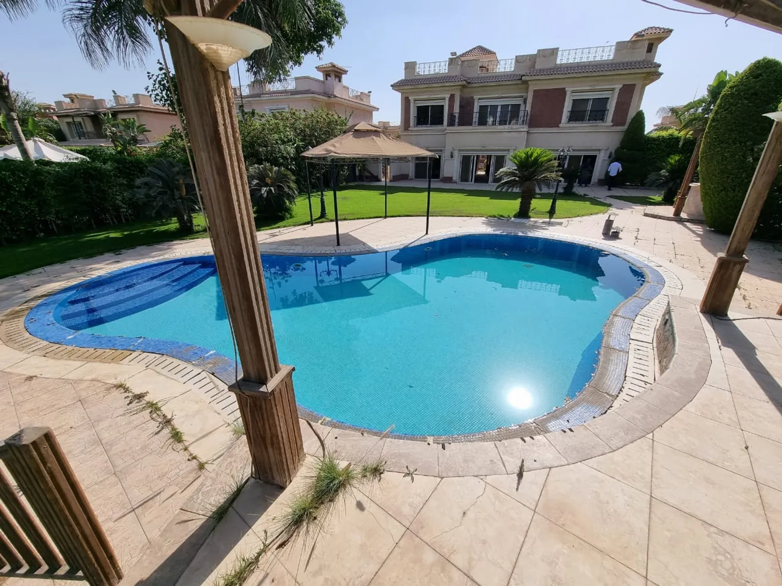 Villas For Sale In Katameya katameya Heights Area: 650 m² consists of 6 Bedrooms 6 Bathrooms Semi furnished 5 stars #5509