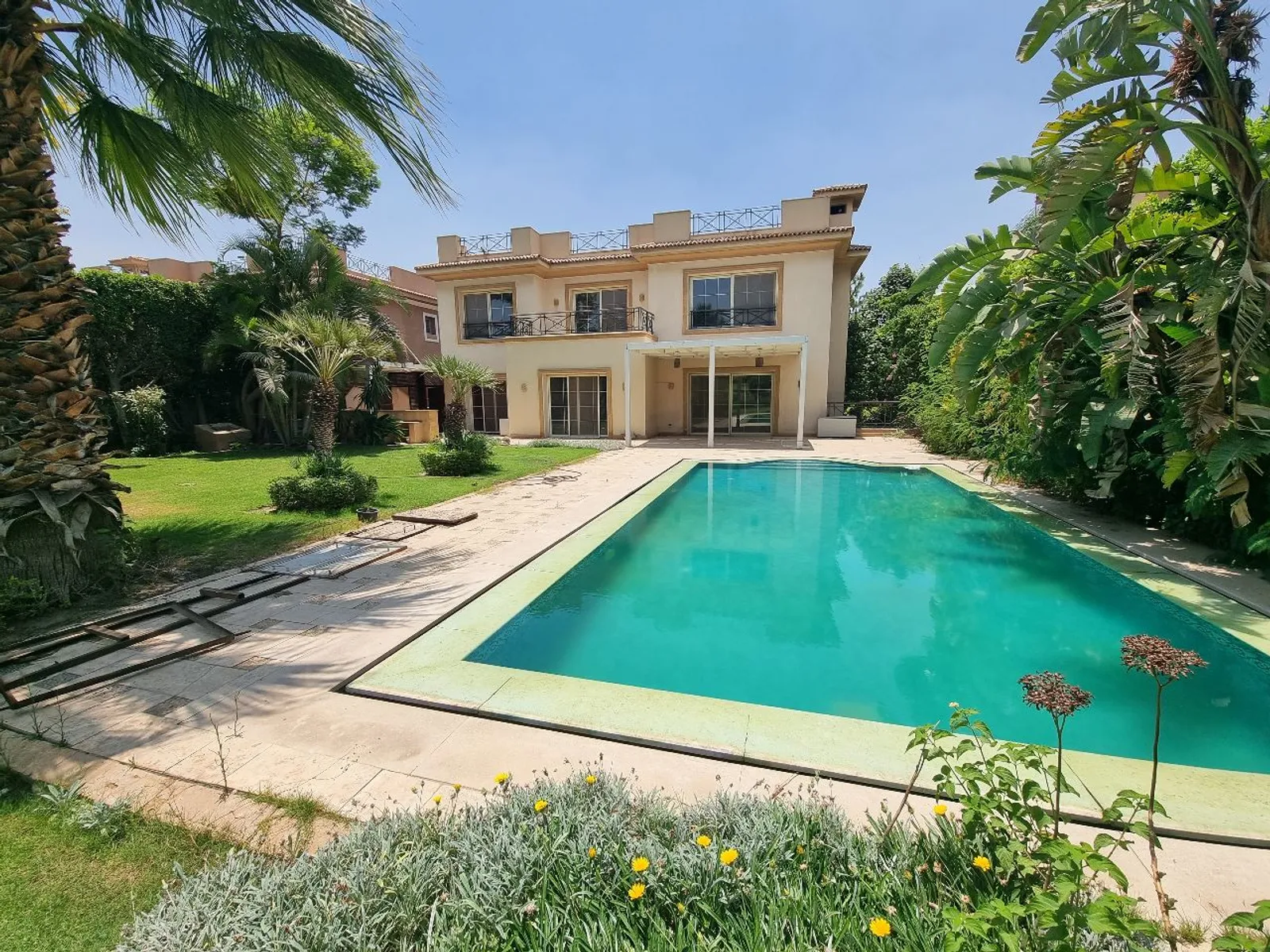 Villas For Sale In Katameya katameya Heights Area: 750 m² consists of 5 Bedrooms 7 Bathrooms Semi furnished 5 stars #5512