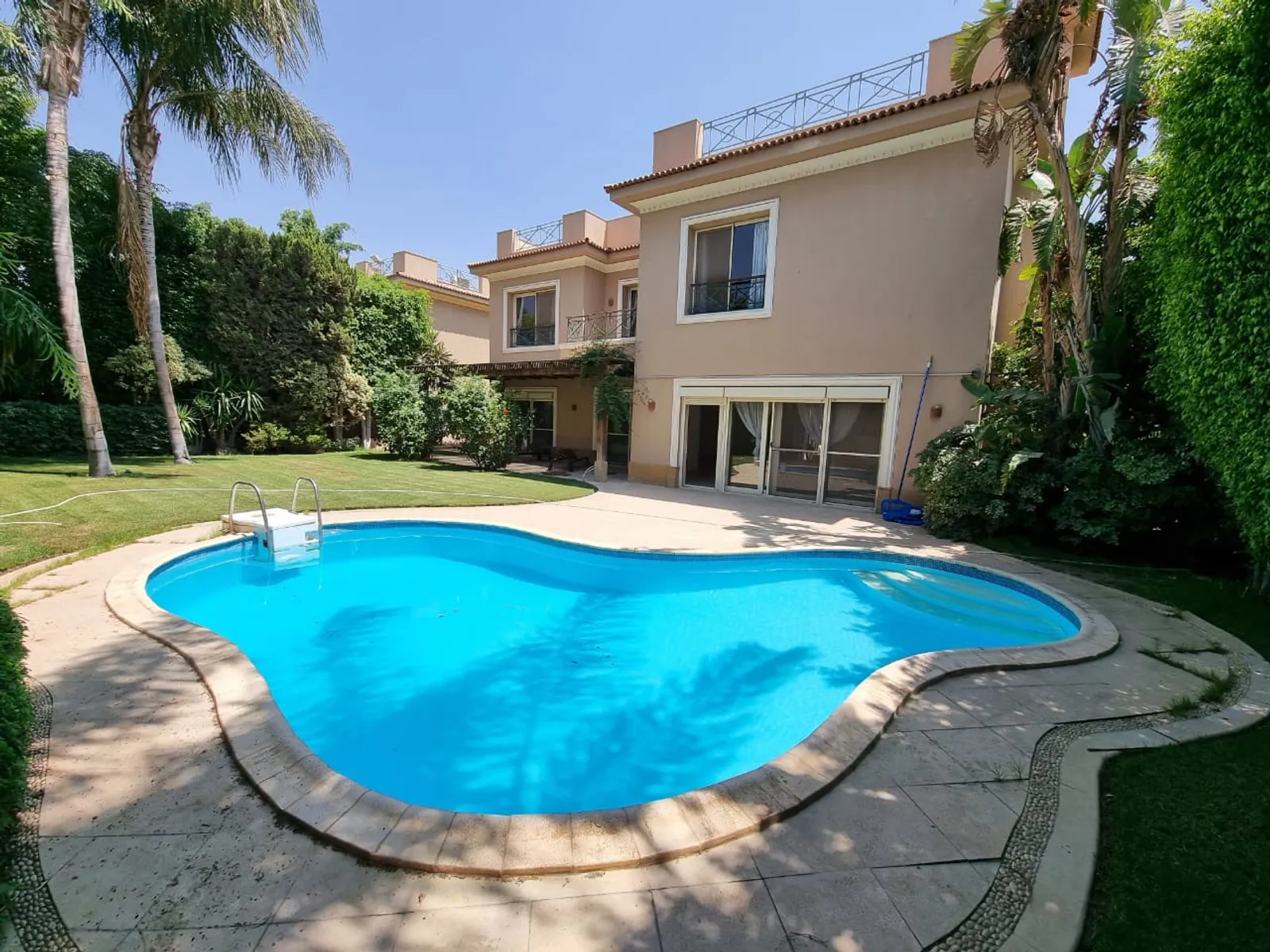 فيلات للبيع في القطامية القطاميه هايتس مساحة: 850 م² تتكون من 5 غرفة 6 حمام نصف مفروش 5 نجوم #5541