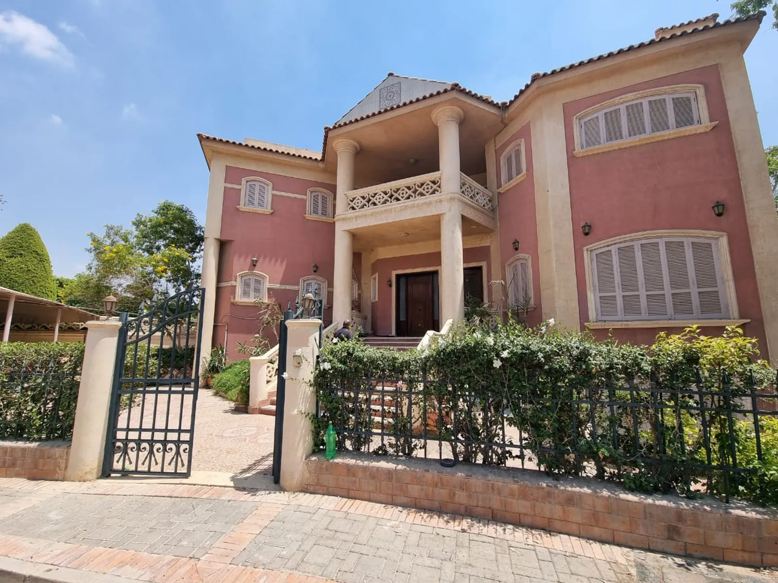 Villas For Sale In Katameya katameya Heights Area: 900 m² consists of 5 Bedrooms 5 Bathrooms Semi furnished 5 stars #5586