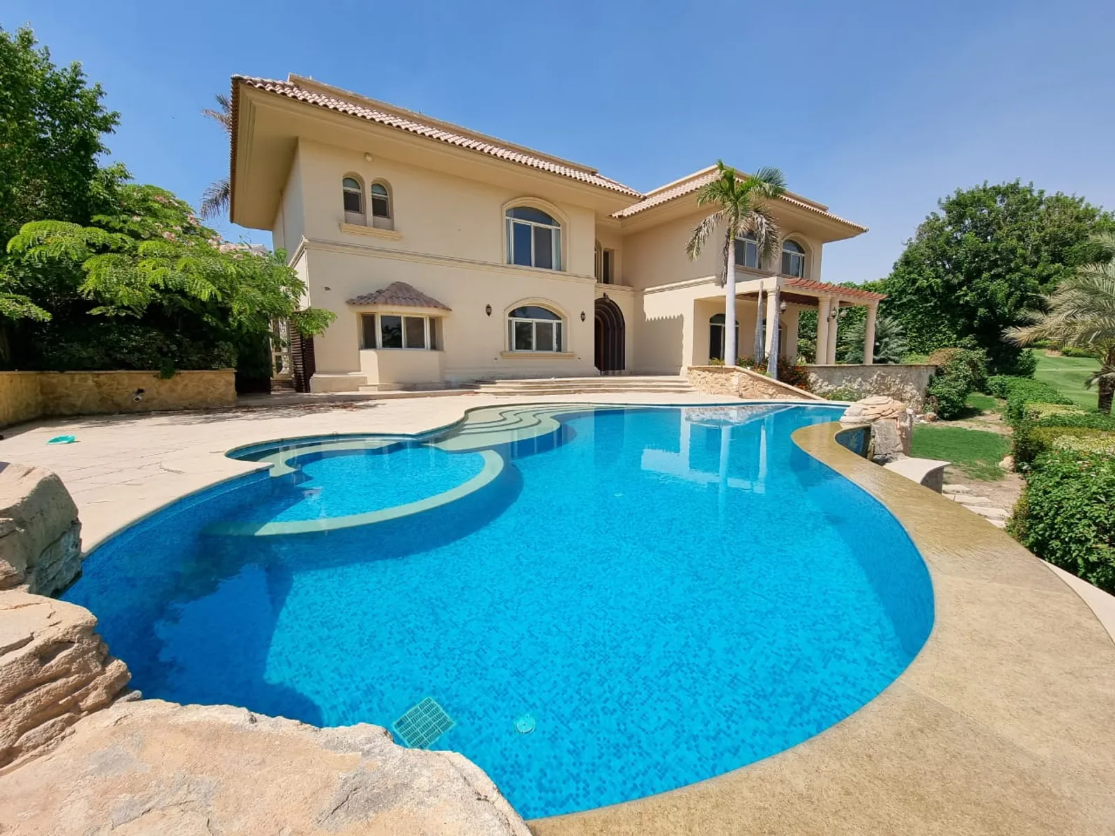 Villas For Sale In Katameya katameya Heights Area: 650 m² consists of 5 Bedrooms 7 Bathrooms Semi furnished 5 stars #5592