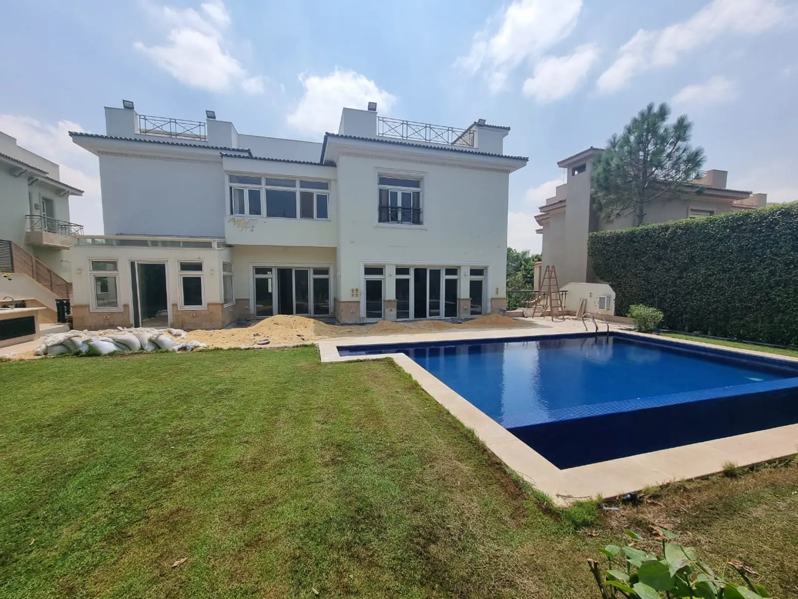 Villas For Sale In Katameya katameya Heights Area: 650 m² consists of 6 Bedrooms 8 Bathrooms Semi furnished 5 stars #5594