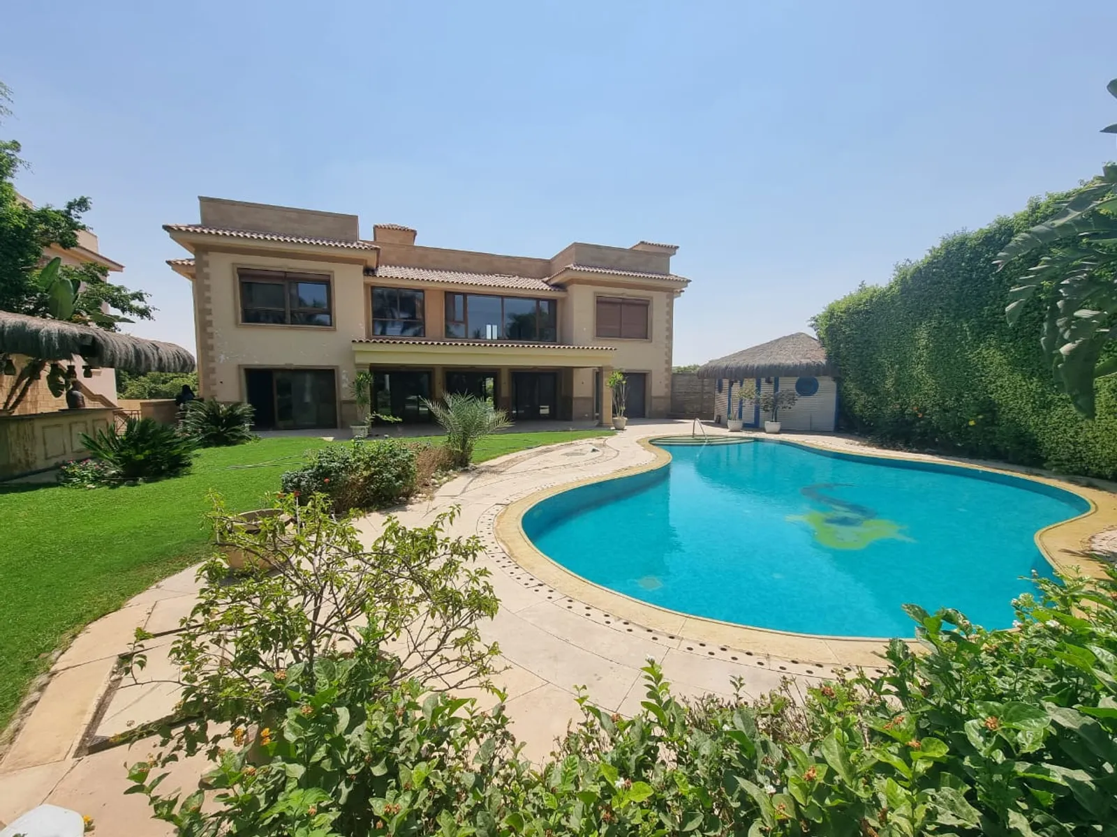 Villas For Sale In Katameya katameya Heights Area: 850 m² consists of 7 Bedrooms 10 Bathrooms Semi furnished 5 stars #5596