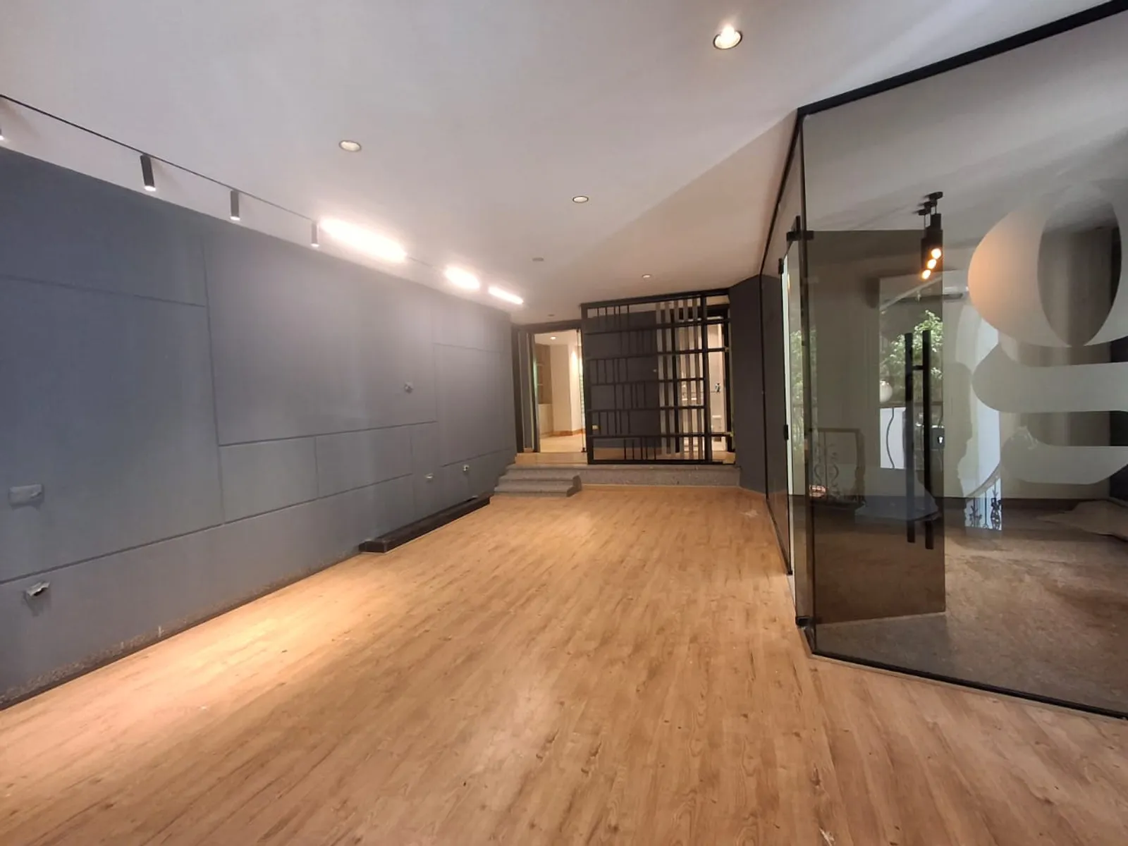 Ground Floors For Sale In Maadi Maadi Sarayat Area: 500 m² consists of 8 Bedrooms 6 Bathrooms Semi furnished 5 stars #5699