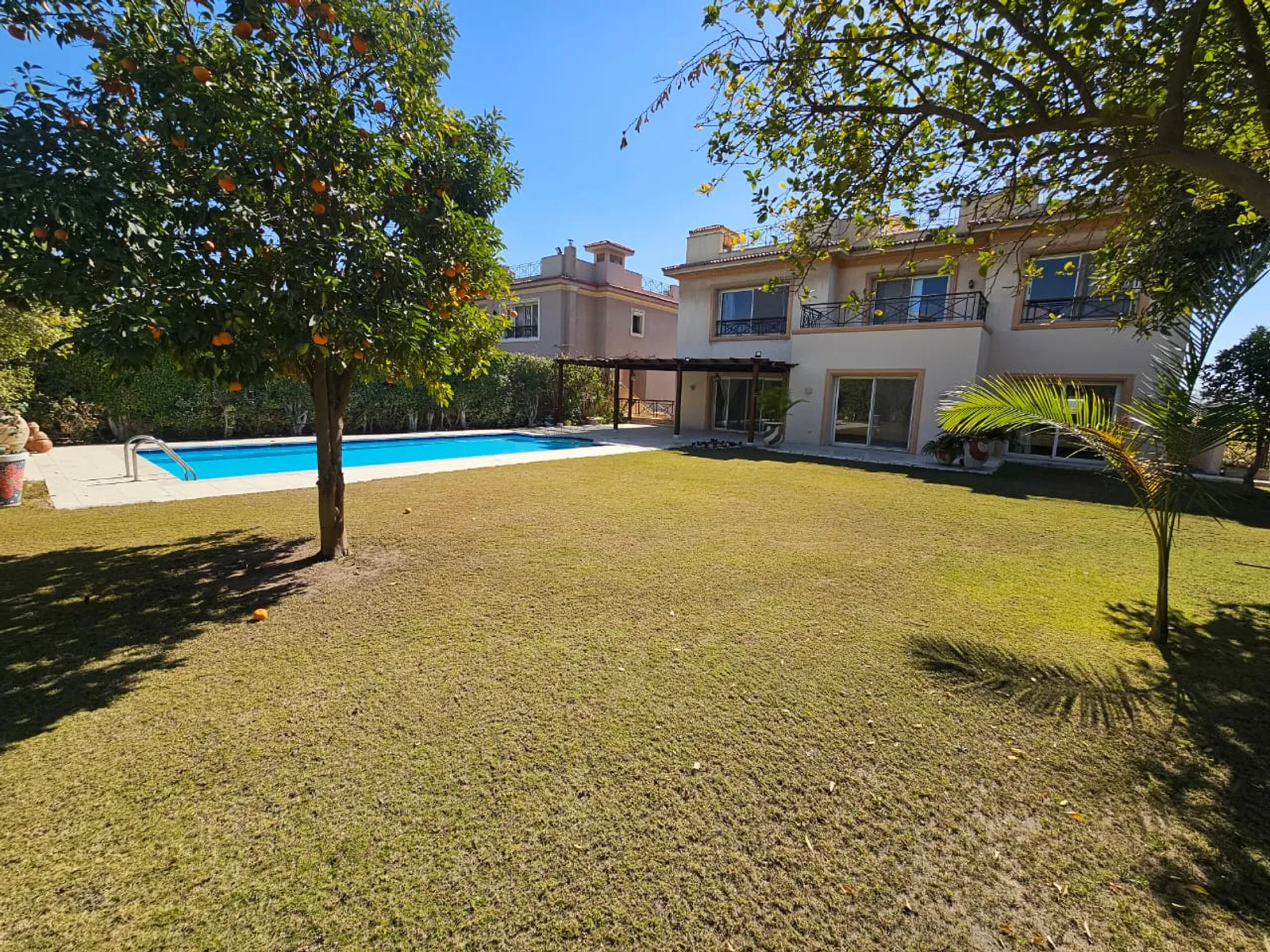 Villas For Sale In Katameya katameya Heights Area: 850 m² consists of 4 Bedrooms 5 Bathrooms Semi furnished 5 stars #5809