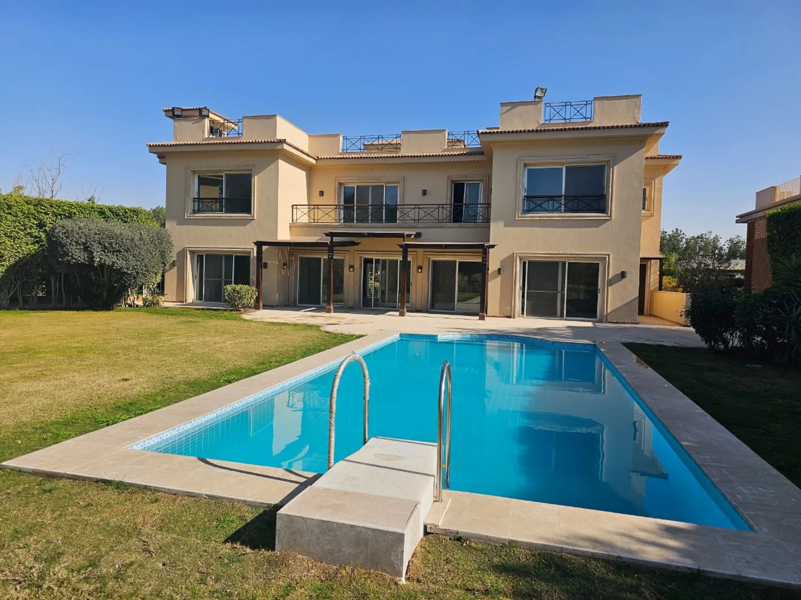 فيلات للبيع في القطامية القطاميه هايتس مساحة: 750 م² تتكون من 6 غرفة 8 حمام نصف مفروش 5 نجوم #5830