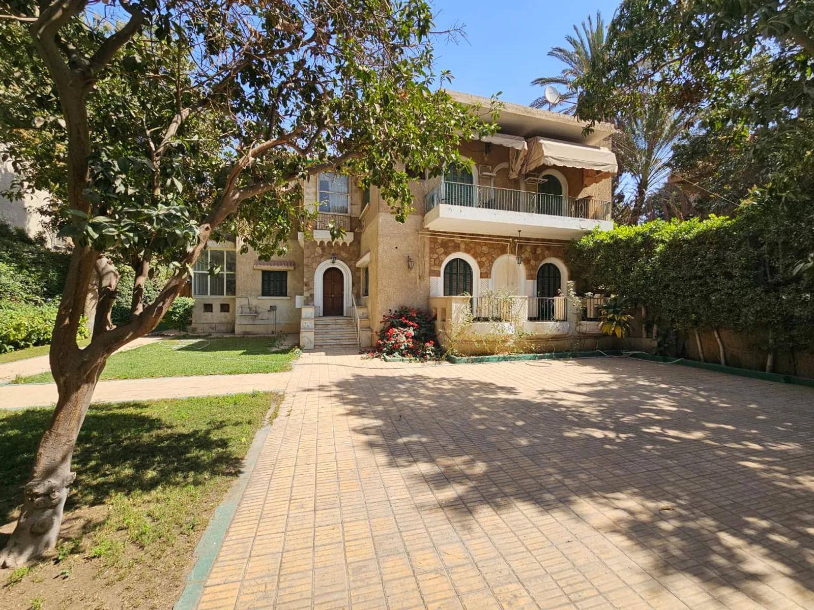 Ground Floors For Sale In Maadi Maadi Sarayat Area: 250 m² consists of 4 Bedrooms 2 Bathrooms Semi furnished 5 stars #5840