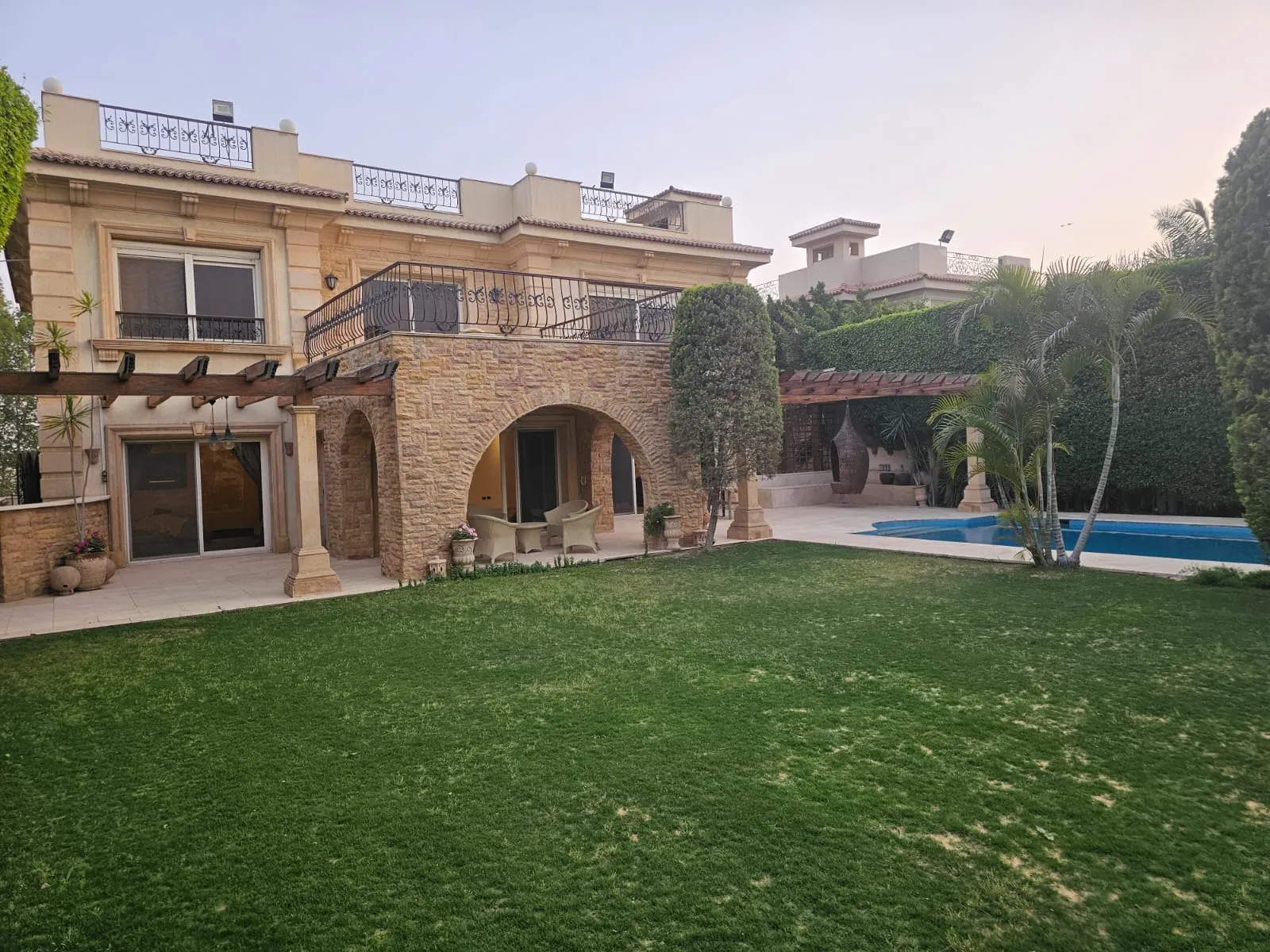 فيلات للبيع في القطامية القطاميه هايتس مساحة: 900 م² تتكون من 6 غرفة 5 حمام نصف مفروش 5 نجوم #5897