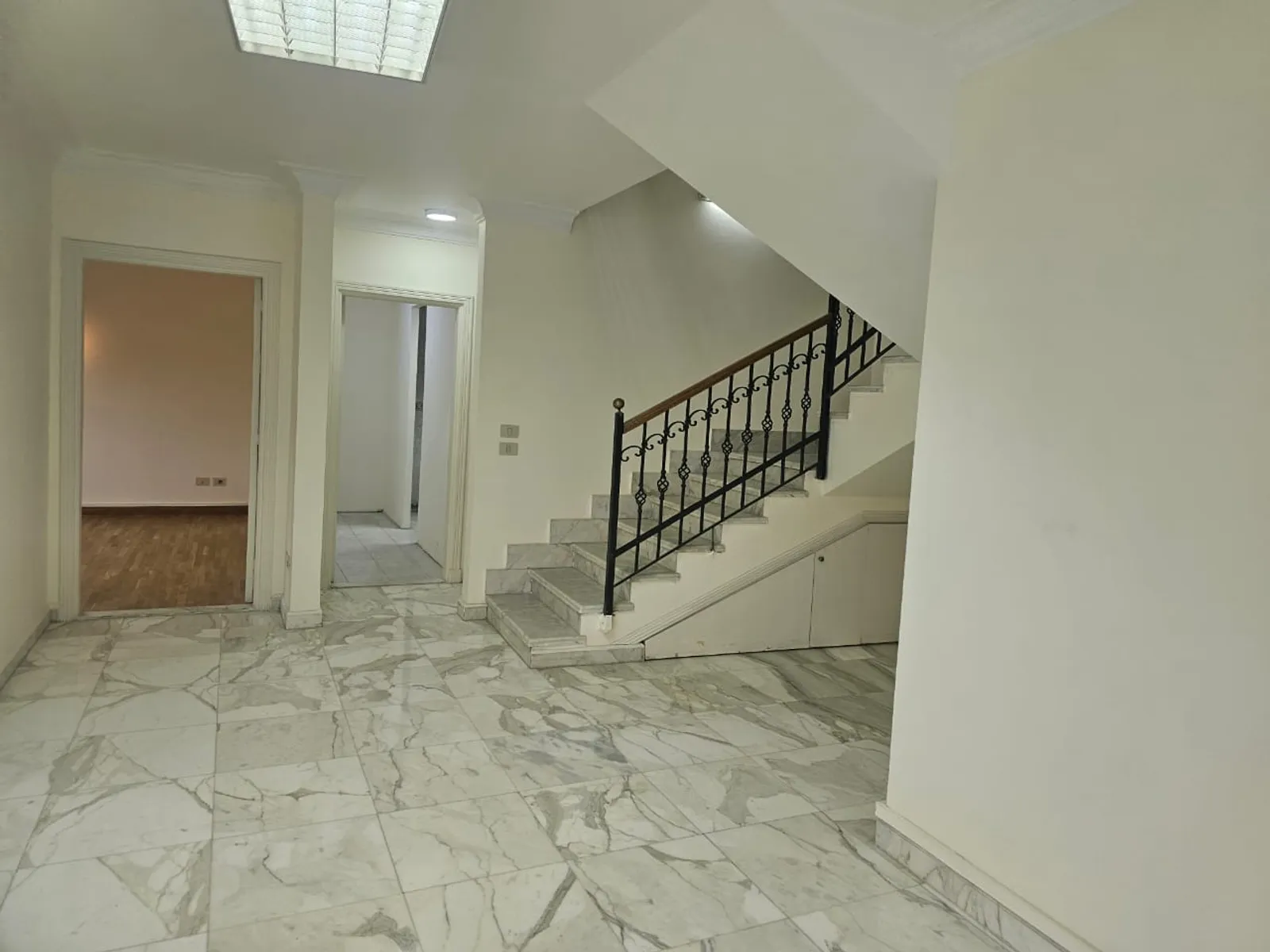 مقرات اداريه للبيع في المعادي سرايات المعادي مساحة: 330 م² تتكون من 4 غرفة 3 حمام نصف مفروش 5 نجوم #5942