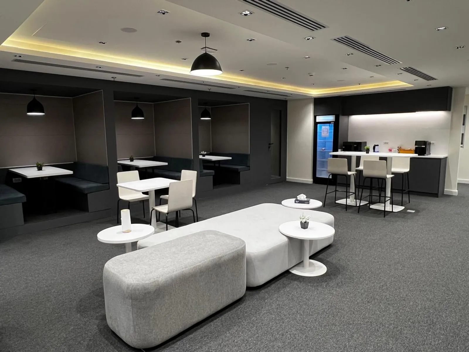 Office spaces For Sale In New Cairo Water Way Area: 200 m² consists of 4 Bedrooms 3 Bathrooms Modern furnished 5 stars #6150