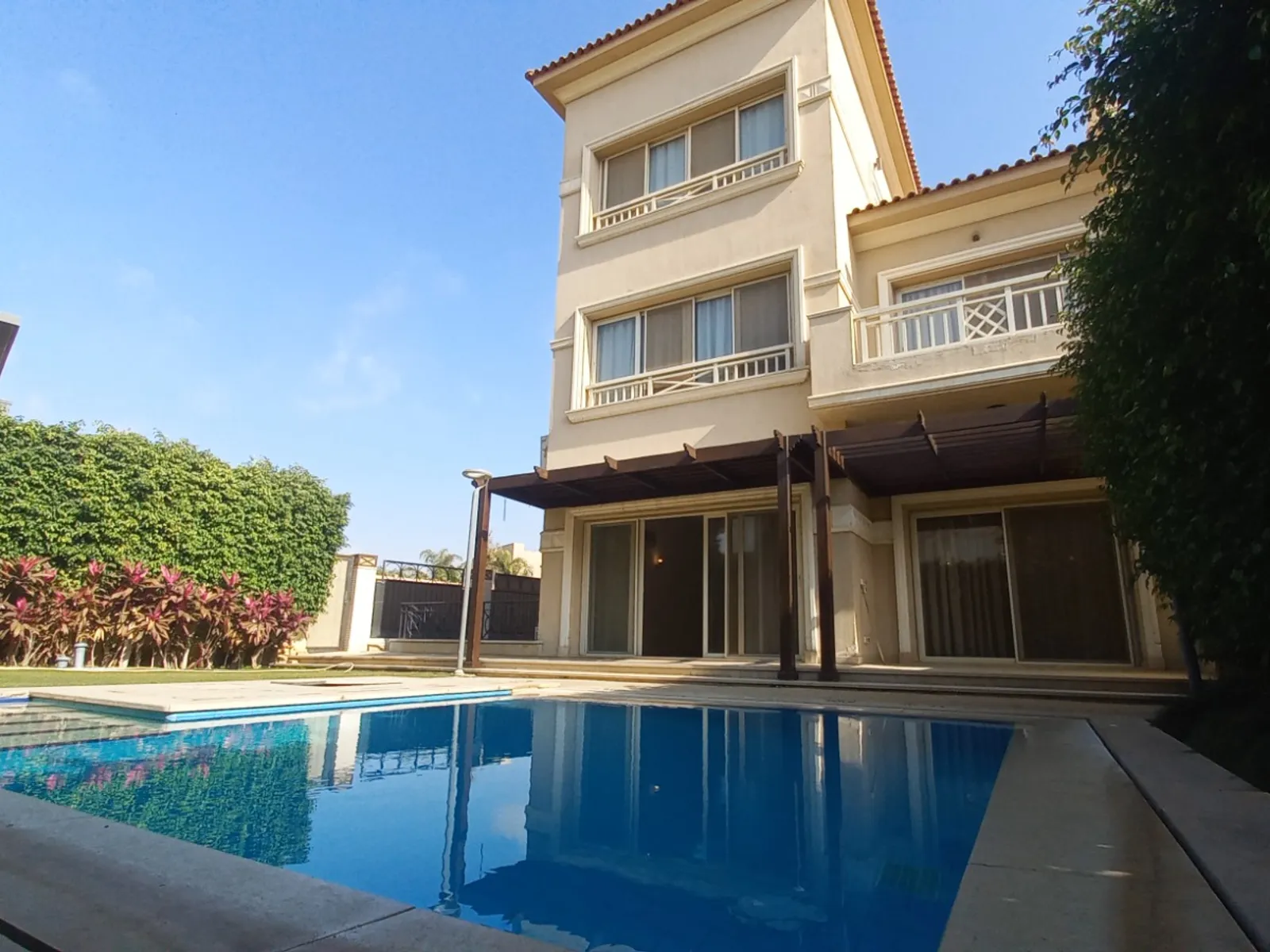 Villas For Sale In New Cairo Katameya Dunes Area: 300 m² consists of 4 Bedrooms 4 Bathrooms Semi furnished 5 stars #6200