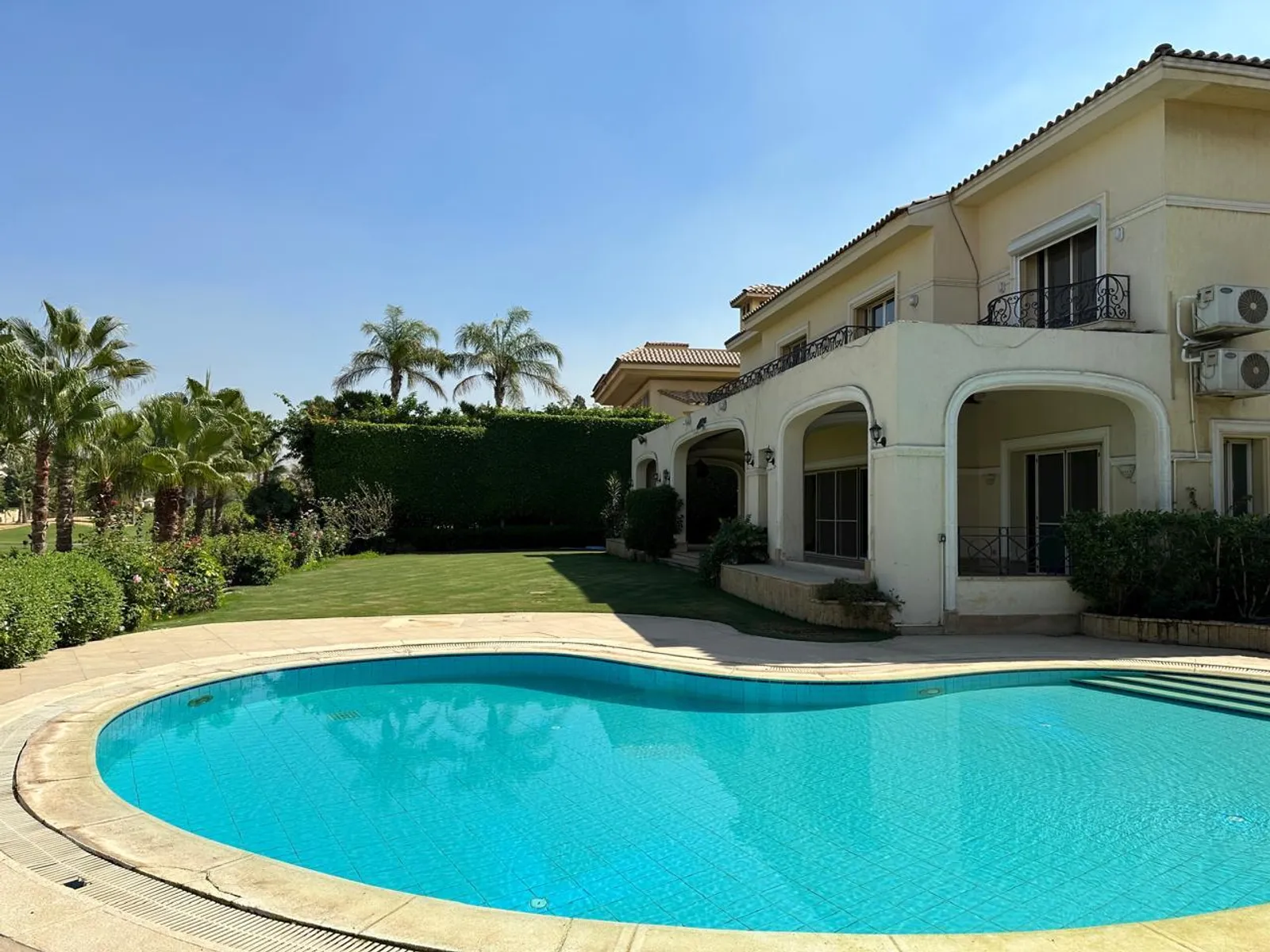 Villas For Sale In Katameya katameya Heights Area: 400 m² consists of 5 Bedrooms 7 Bathrooms Semi furnished 5 stars #6209