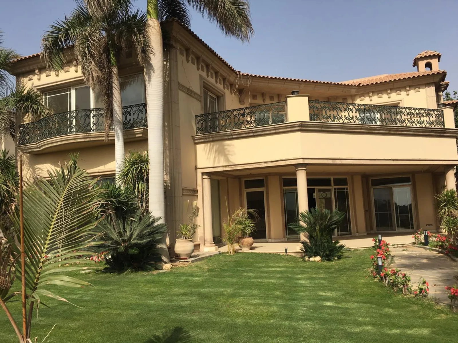 Villas For Sale In Katameya katameya Heights Area: 650 m² consists of 5 Bedrooms 7 Bathrooms Semi furnished 5 stars #6231
