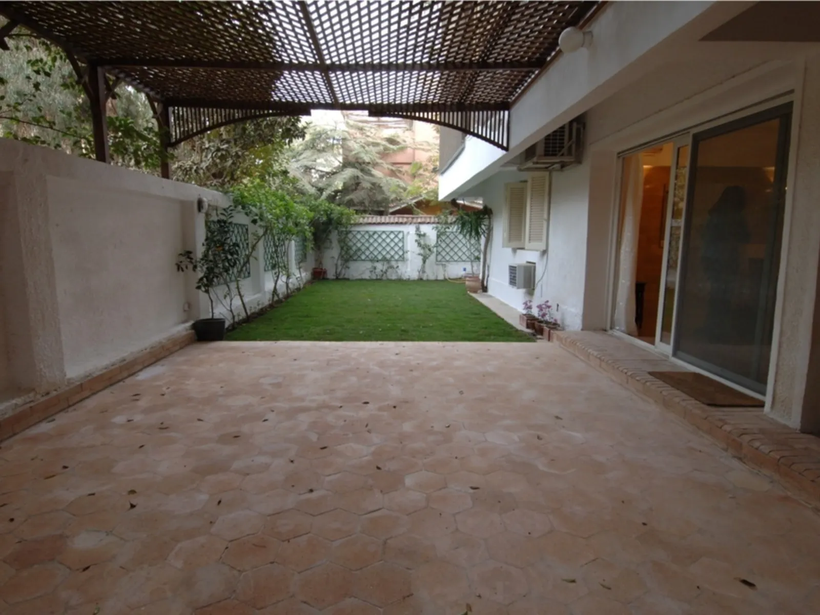 Ground Floors For Sale In Maadi Maadi Sarayat Area: 180 m² consists of 3 Bedrooms 3 Bathrooms Furnished 5 stars #6325