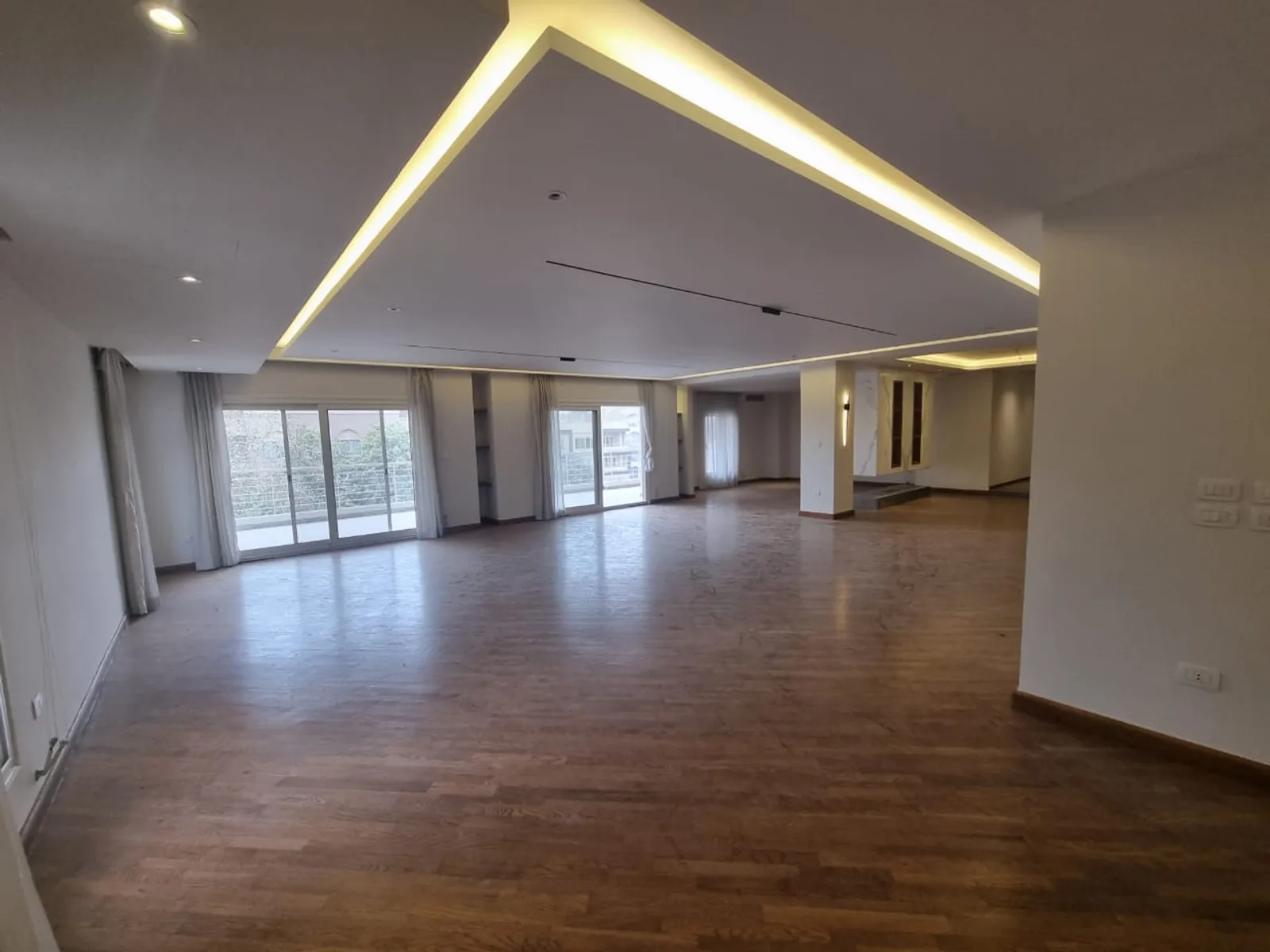 شقق للبيع في المعادي سرايات المعادي مساحة: 320 م² تتكون من 4 غرفة 4 حمام نصف مفروش 5 نجوم #6466