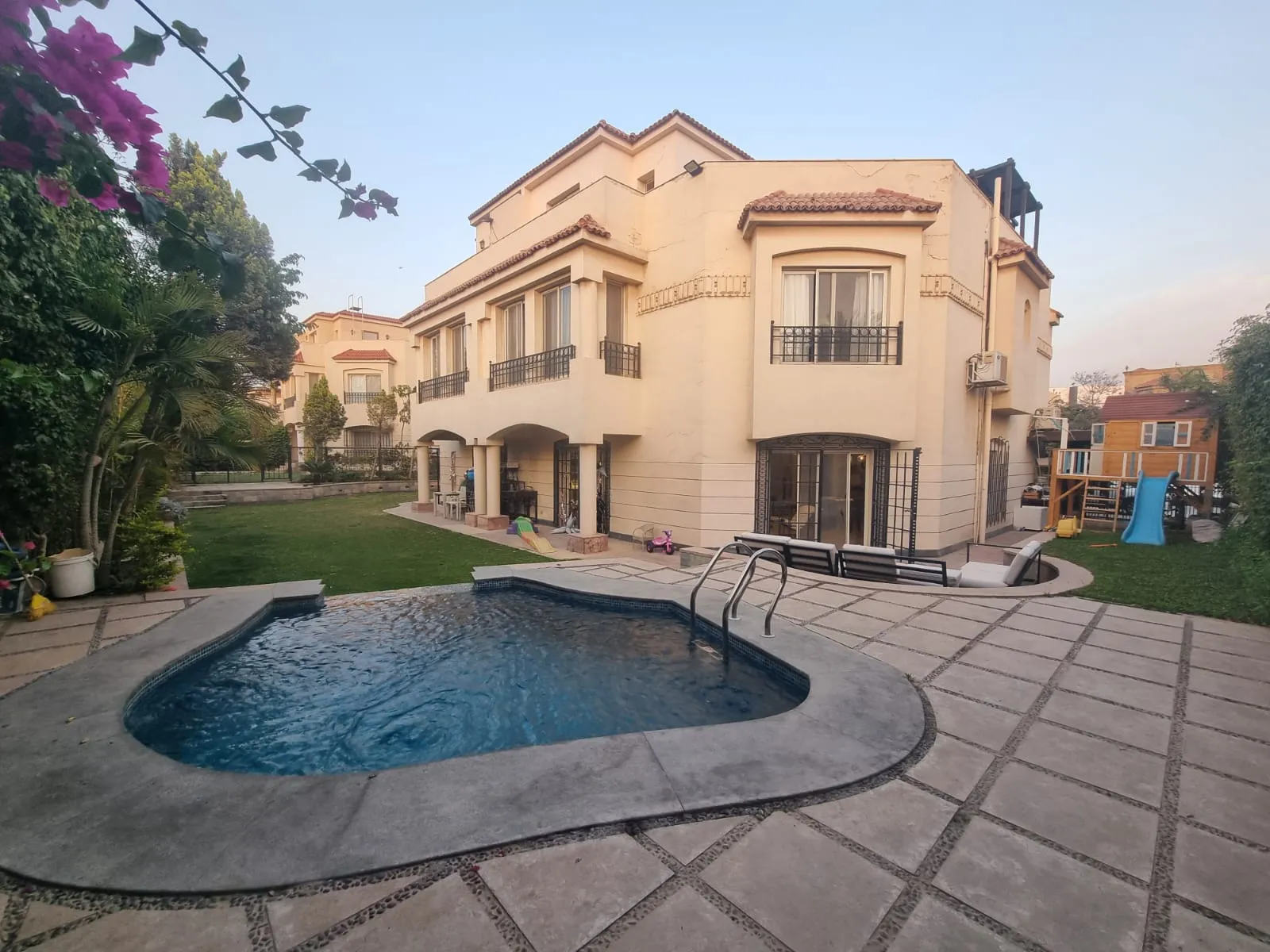 توين هاوس للبيع في القاهرة الجديدة قطاميه ريزيدنس مساحة: 450 م² تتكون من 5 غرفة 4 حمام مفروش مودرن 5 نجوم #6469