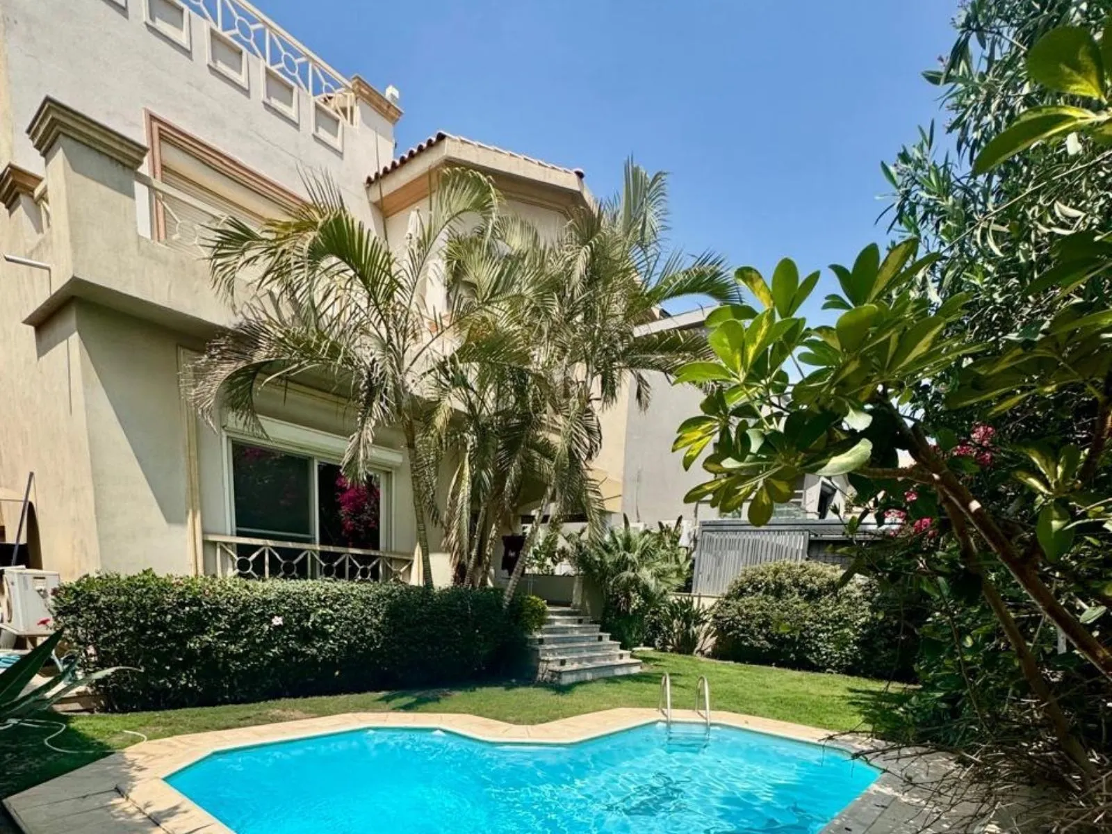 Villas For Sale In New Cairo Katameya Hills Area: 620 m² consists of 5 Bedrooms 5 Bathrooms Modern furnished 5 stars #6620